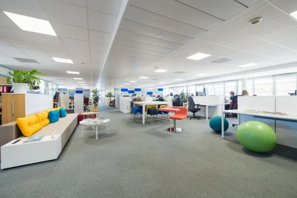 Open Space - 33300 - 12 postes - 350€