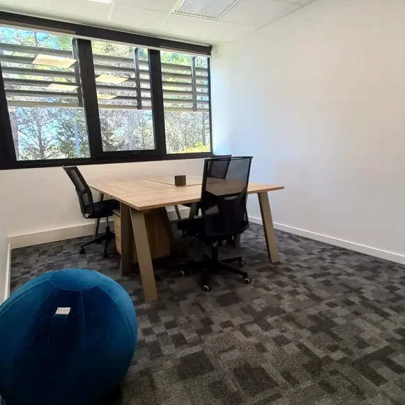 Bureau privé 21 m² 6 postes Coworking Route des Crêtes Valbonne 06560 - photo 2