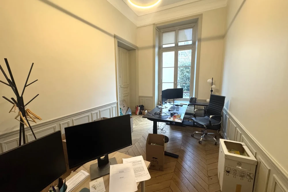 Bureau privé - 75007 - 3 postes - 2200€