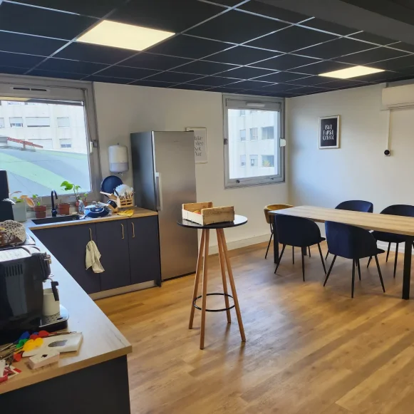 Bureau privé 22 m² 6 postes Location bureau Place Pierre Mendès France Lille 59800 - photo 3