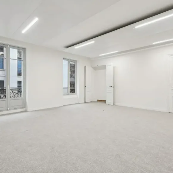 Espace indépendant 375 m² 52 postes Location bureau Rue La Boétie Paris 75008 - photo 2