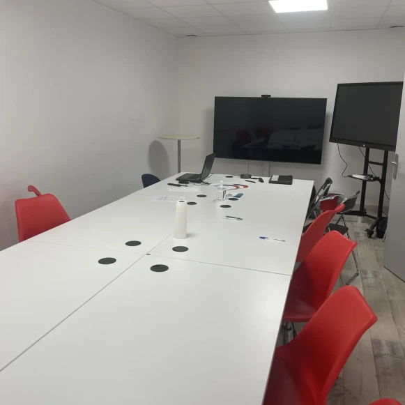 Espace indépendant 150 m² 10 postes Coworking Rue d'Autun Chalon-sur-Saône 71100 - photo 1