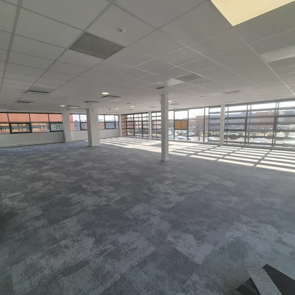 Bureau privé 195 m² 55 postes Coworking Allée des Parcs Saint-Priest 69800 - photo 2