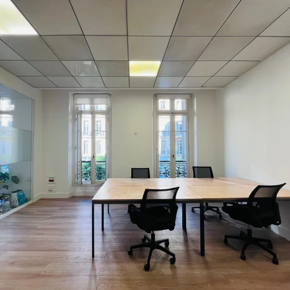 Bureau privé 25 m² 6 postes Coworking Rue de la République Marseille 13001 - photo 3