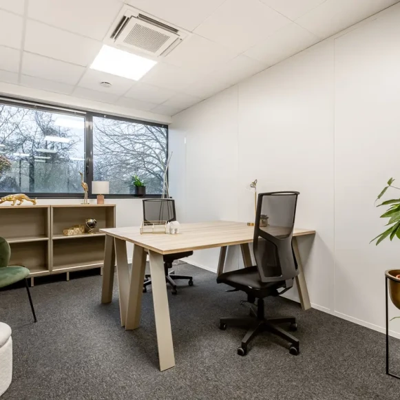 Bureau privé 12 m² 2 postes Coworking Rue Blaise Pascal Élancourt 78990 - photo 1