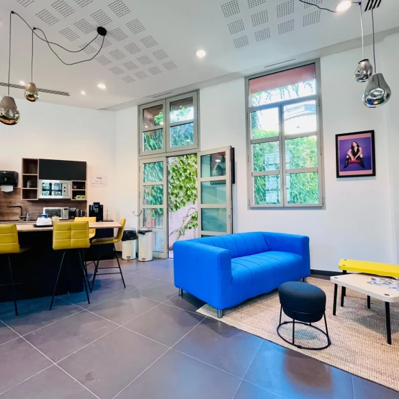 Bureau privé 16 m² 2 postes Location bureau Montée du Saint-Esprit Marseille 13002 - photo 3