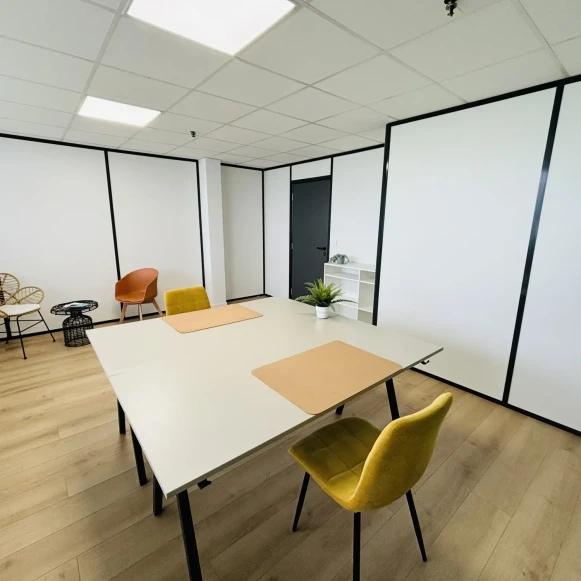 Bureau privé 22 m² 3 postes Coworking Rue Victor Baltard à Tourcoing Tourcoing 59200 - photo 3