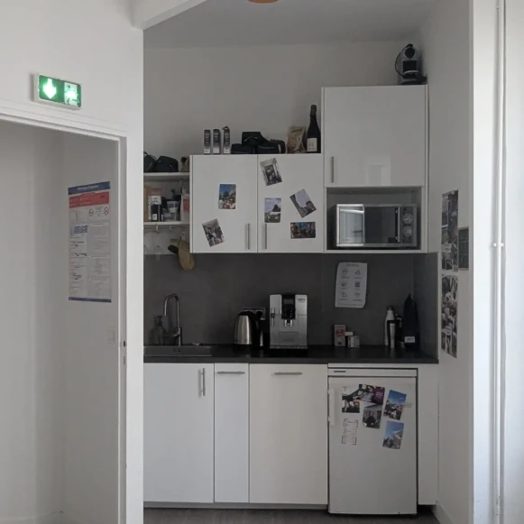 Espace indépendant 8 m² 2 postes Location bureau Rue Sainte-Foy Paris 75002 - photo 4