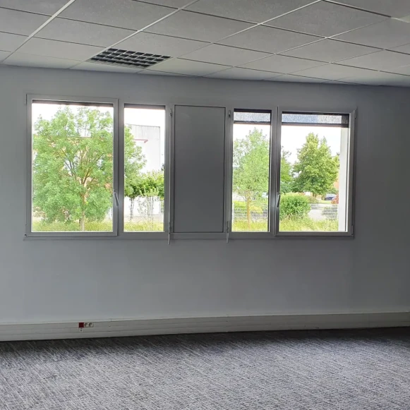 Bureau privé 25 m² 4 postes Location bureau Rue de Sarre Metz 57070 - photo 3