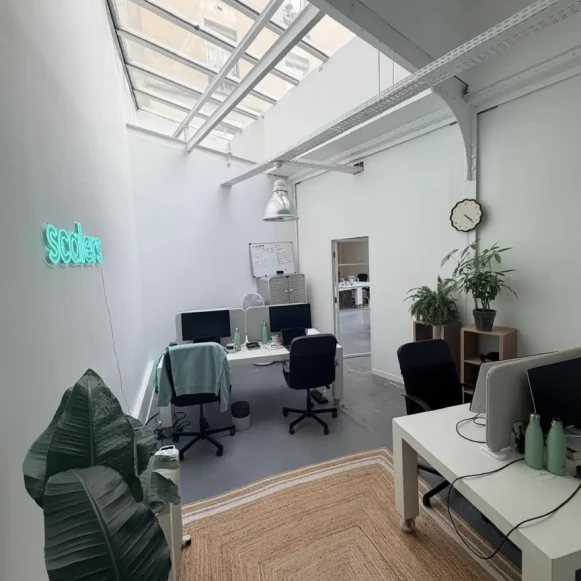 Bureau privé 20 m² 6 postes Location bureau Rue des Arquebusiers Paris 75003 - photo 3