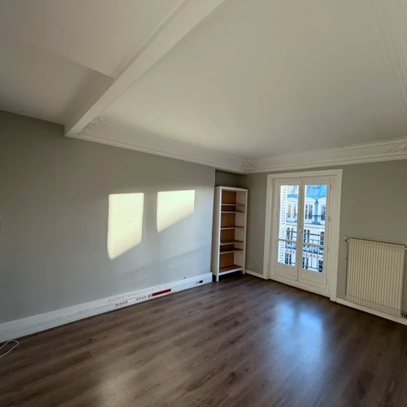 Bureau privé 15 m² 4 postes Location bureau Boulevard de Sébastopol Paris 75003 - photo 2