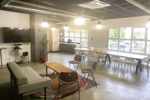 Open Space - 93100 - 3 postes - 230€