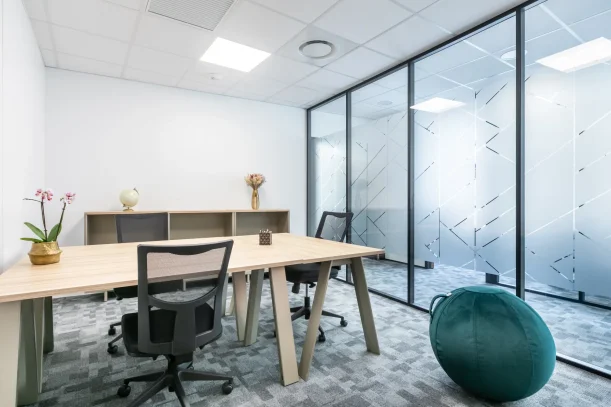 Bureau privé - 06560 - 3 postes - 865€