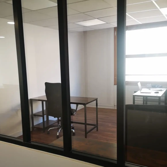 Bureau privé 15 m² 3 postes Coworking Place Michelet Tours 37000 - photo 1