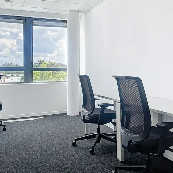 Bureau privé 12 m² 3 postes Coworking Rue de la Milletière Tours 37100 - photo 1