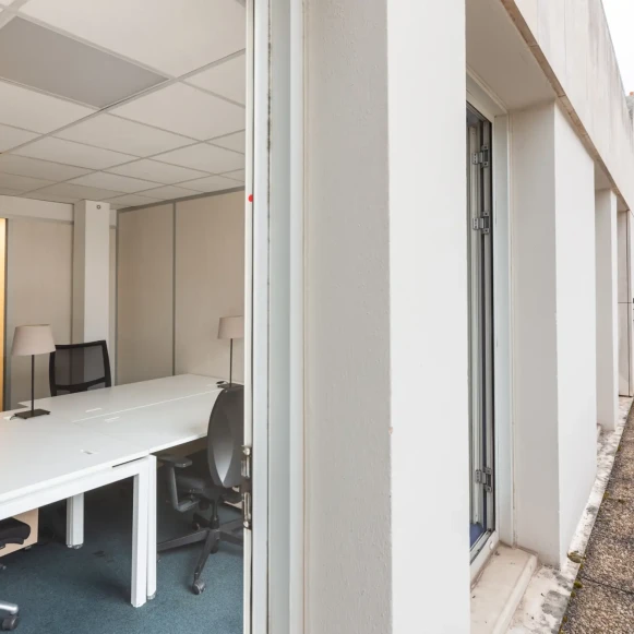 Bureau privé 14 m² 3 postes Coworking Rue des Petits Hôtels Paris 75010 - photo 2