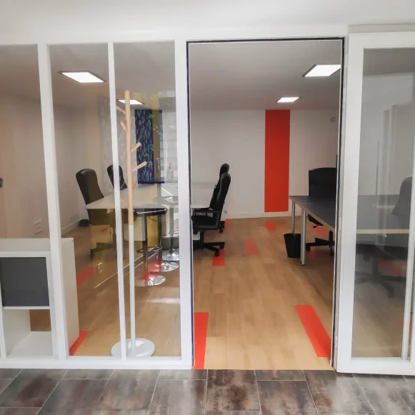 Bureau privé 27 m² 5 postes Coworking Rue Paul Bellamy Nantes 44000 - photo 4