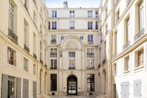 Open Space - 75004 - 1 poste - 390€