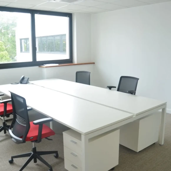 Bureau privé 24 m² 4 postes Coworking Rue Paul Bellamy Nantes 44000 - photo 1