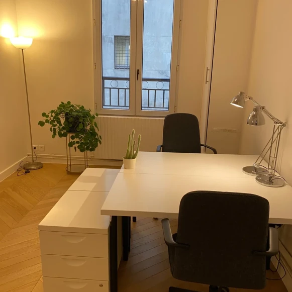 Bureau privé 13 m² 4 postes Location bureau Rue le Peletier Paris 75009 - photo 4