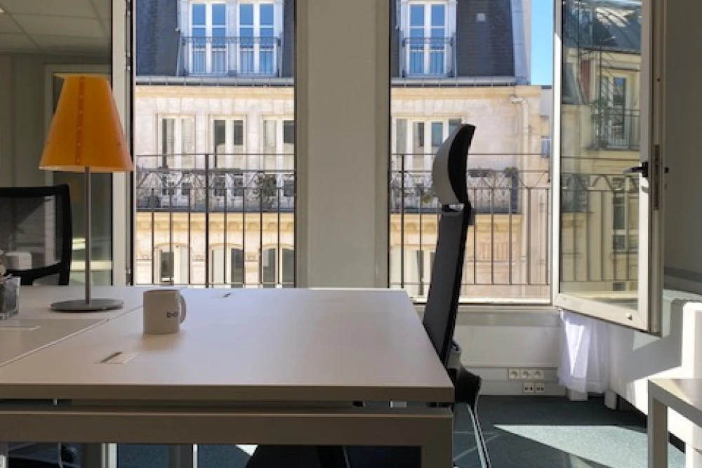 Bureau privé - 75010 - 3 postes - 2100€