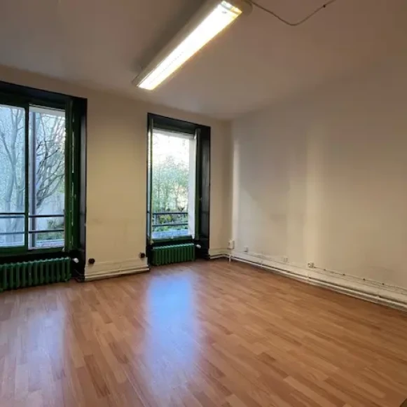 Bureau privé 32 m² 7 postes Location bureau Rue Juliette Dodu Paris 75010 - photo 4