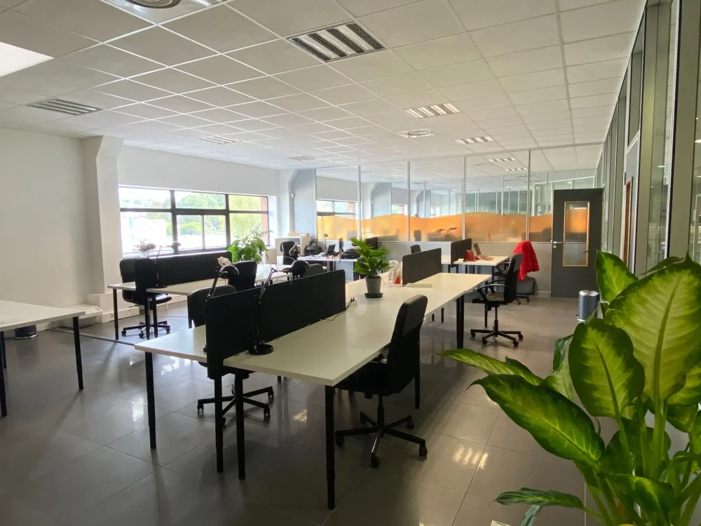 Open Space - 38300 - 5 postes - 200€