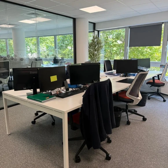 Bureau privé 25 m² 6 postes Location bureau Avenue de Clichy Paris 75017 - photo 2