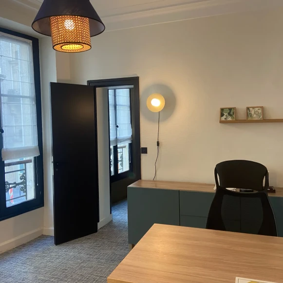 Espace indépendant 25 m² 4 postes Location bureau Rue Lemercier Paris 75017 - photo 2