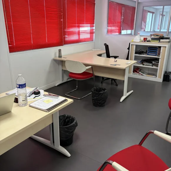 Bureau privé 15 m² 2 postes Location bureau Rue Pierre Martin Chelles 77500 - photo 1