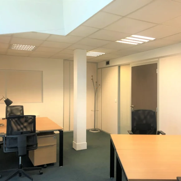 Bureau privé 23 m² 5 postes Coworking Rue des Petits Hôtels Paris 75010 - photo 4