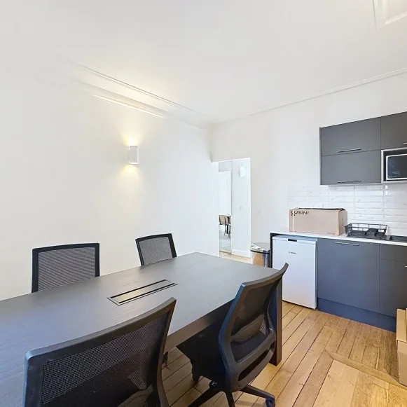 Espace indépendant 60 m² 14 postes Location bureau Rue Truffaut Paris 75017 - photo 5