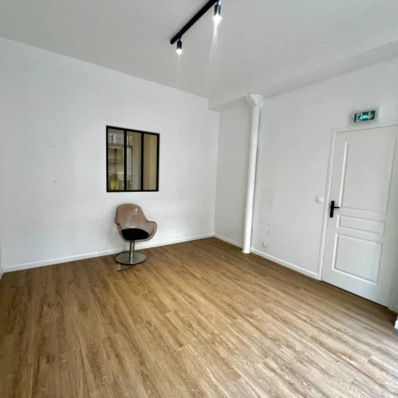 Bureau privé 15 m² 3 postes Location bureau Rue Cassette Paris 75006 - photo 4