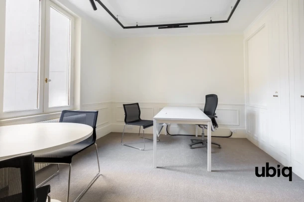 Bureau privé - 75011 - 3 postes - 1210€