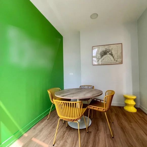 Open Space  5 postes Coworking Rue Paul Berthelot Bordeaux 33300 - photo 1
