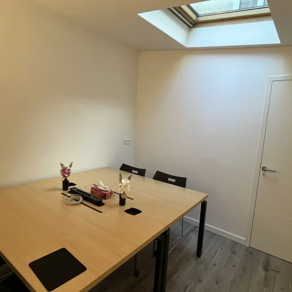 Bureau privé 9 m² 2 postes Coworking Rue de Jouy Chaville 92370 - photo 3