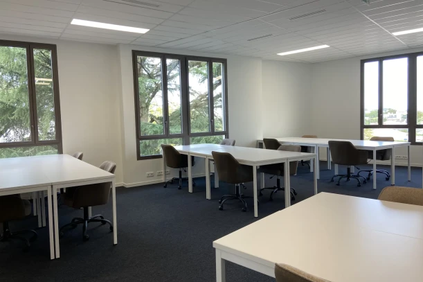 Open Space - 33130 - 24 postes - 250€
