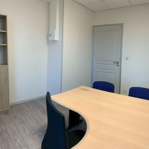 Bureau privé 10 m² 1 poste Coworking Rue Jules Ferry Auxerre 89000 - photo 2