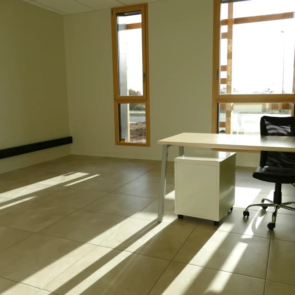 Bureau privé 24 m² 2 postes Coworking Route de Montendre Montlieu-la-Garde 17210 - photo 1