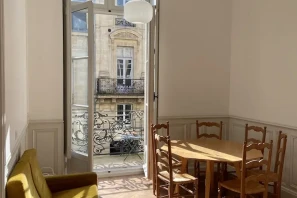 Open Space - 33000 - 7 postes - 300€