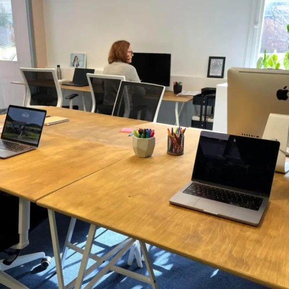 Bureau privé 20 m² 6 postes Coworking Avenue de Corinthe Marseille 13006 - photo 3