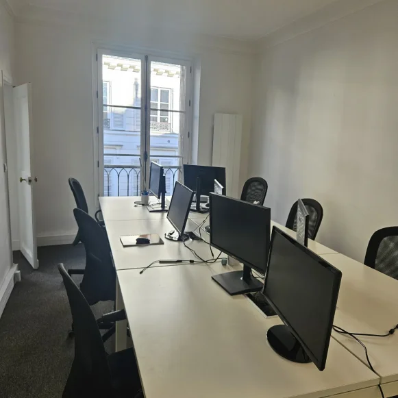 Bureau privé 20 m² 4 postes Location bureau Rue du Faubourg Poissonnière Paris 75010 - photo 1