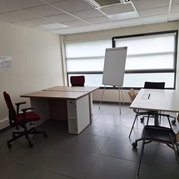 Bureau privé 18 m² 3 postes Location bureau Rue Pascal Meaux 77100 - photo 1