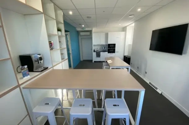 Open Space - 44500 - 24 postes - 290€
