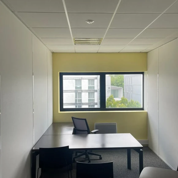 Bureau privé 12 m² 3 postes Coworking Rue Romain Rolland Nantes 44100 - photo 2