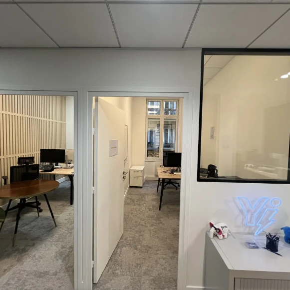 Bureau privé 35 m² 8 postes Location bureau Rue Chauveau Lagarde Paris 75008 - photo 4