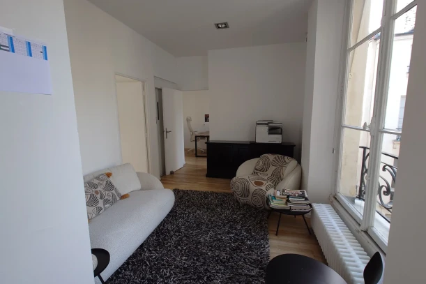 Open Space - 75004 - 12 postes - 650€