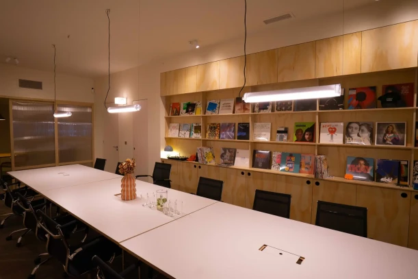 Open Space - 33000 - 8 postes - 250€