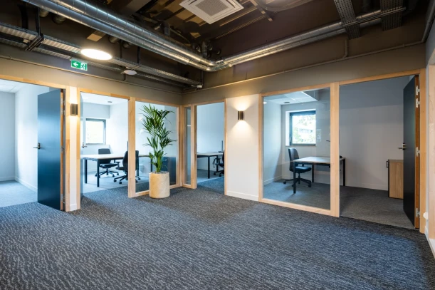 Bureau privé - 44800 - 2 postes - 898€