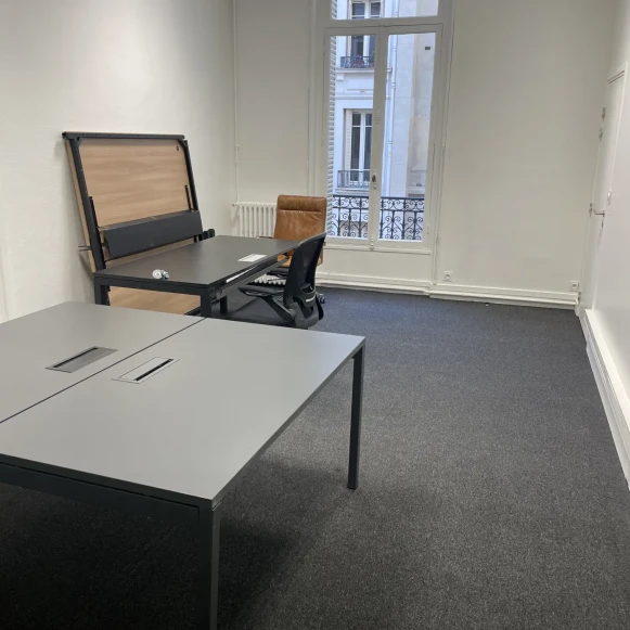 Bureau privé 25 m² 6 postes Location bureau Rue La Boétie Paris 75008 - photo 3